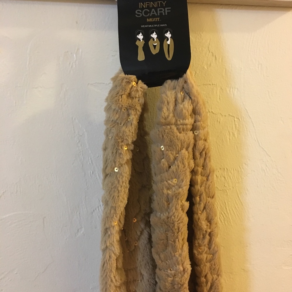 🤩NWT Sequin Faux Fur Scarf - Picture 4 of 4